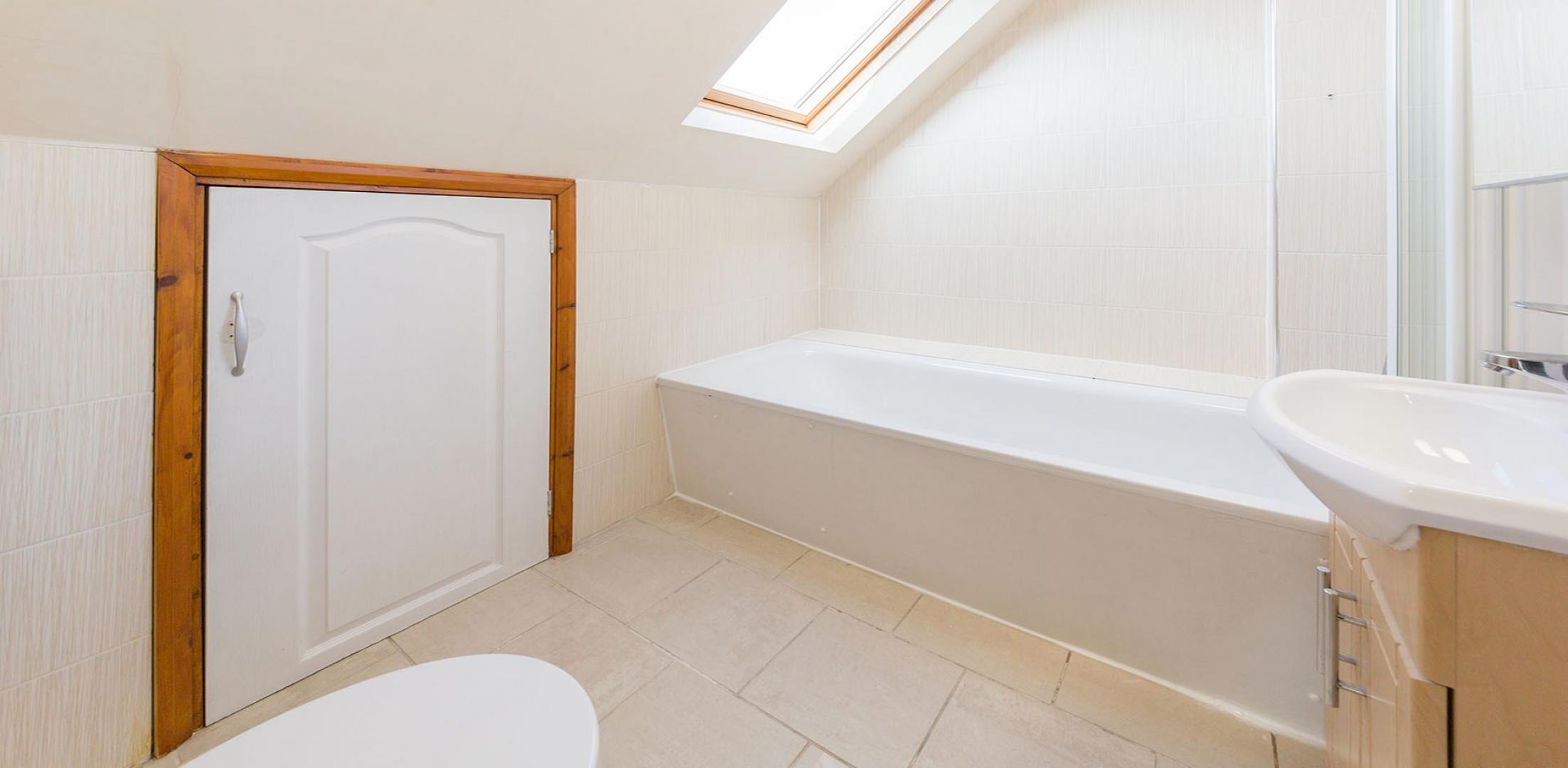 			5 BEDROOMS, 3 BATHROOMS, 5 Bedroom, 1 bath, 1 reception House			 Ridge Hill, GOLDERS GREEN